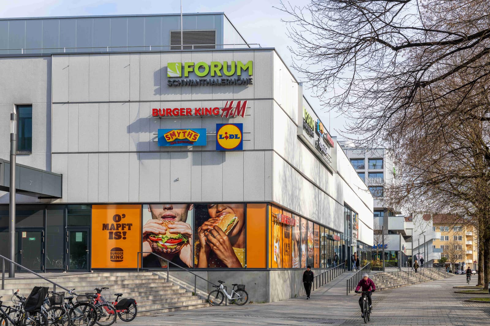 Außenansicht des FORUM Schwanthalerhöhe mit Eingang und Vorplatz